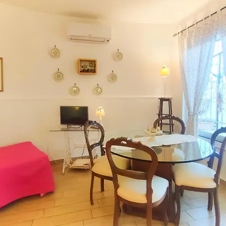 펜션 Amorevole Con Terrazza E Doccia Esterna 포츠올리