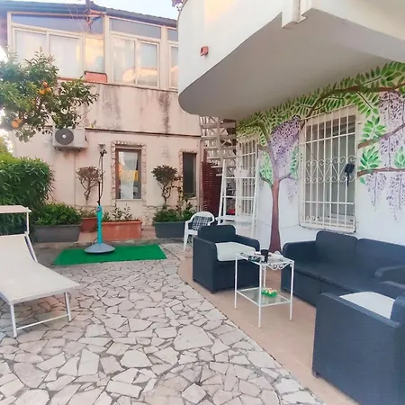 펜션 Amorevole Con Terrazza E Doccia Esterna